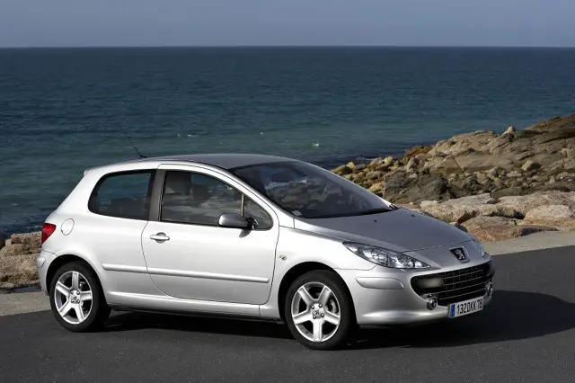 Peugeot 307 (2005-2006) - boîte à fusibles et relais