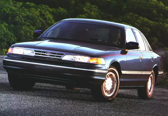 Ford Crown Victoria (1992-1997) - boîte à fusibles et relais