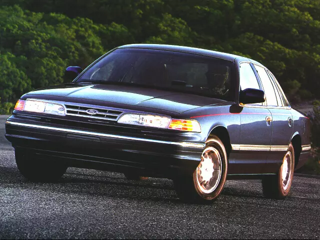 Ford Crown Victoria (1992-1997) – boîte à fusibles et relais