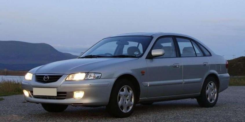 Mazda 626 (2000-2001) – boîte à fusibles